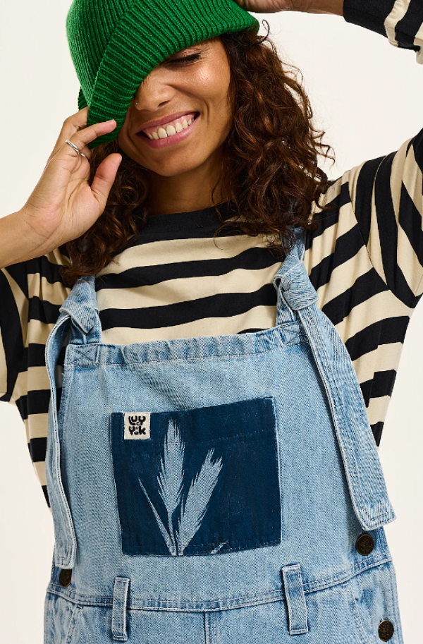 Denim Bermotif Flora dan Fauna